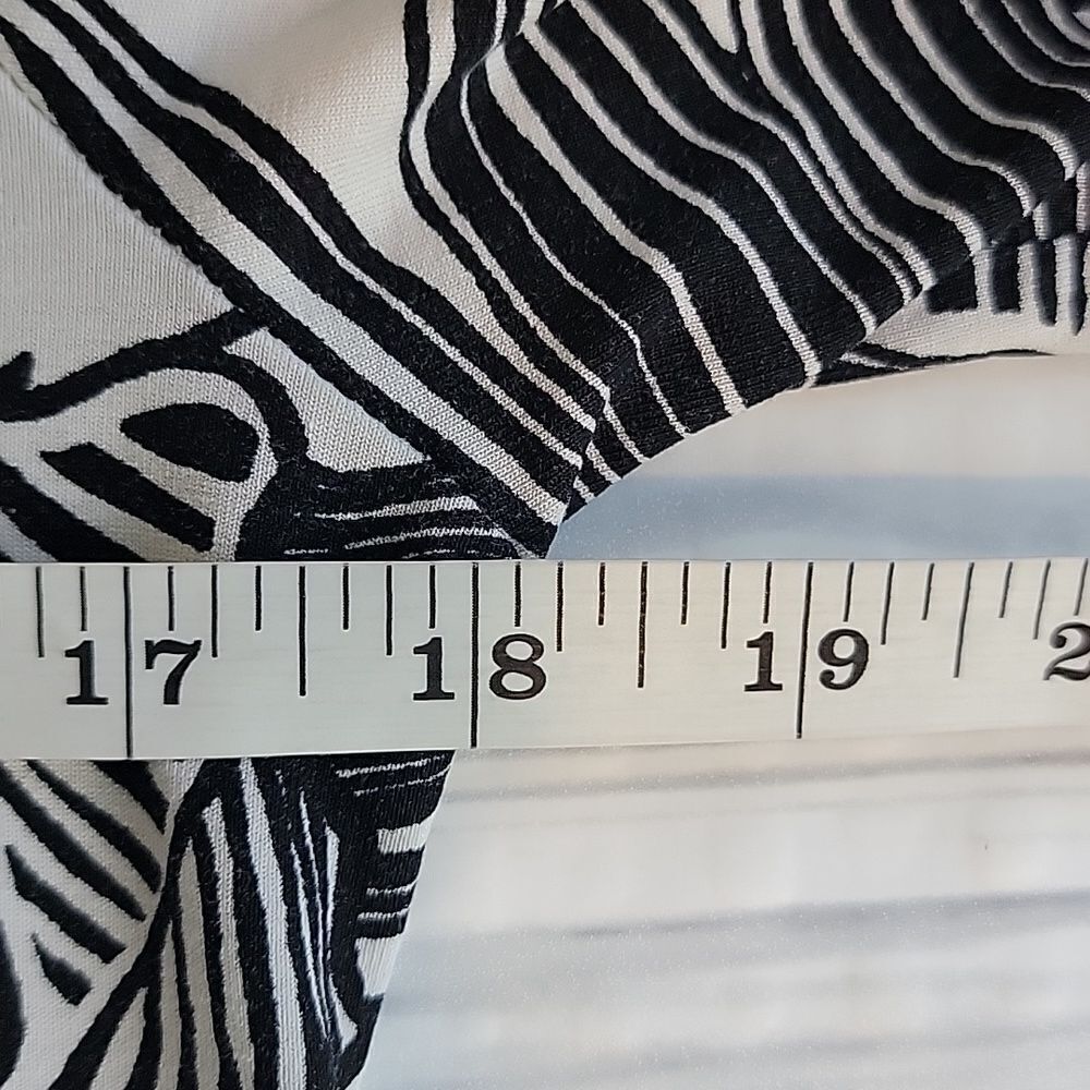 Chico's black and white floral print top Women's Size M - Picture 9 of 10